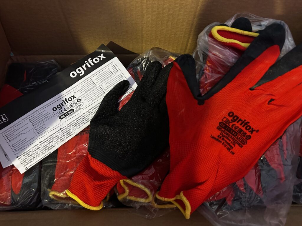 Rękawice robocze – niezbędne wyposażenie w pracy i na budowie